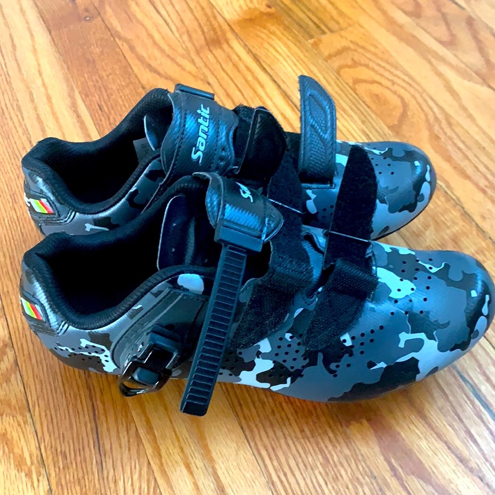 Cycling shoes with clips (used) great condition. Gender neutral shoes